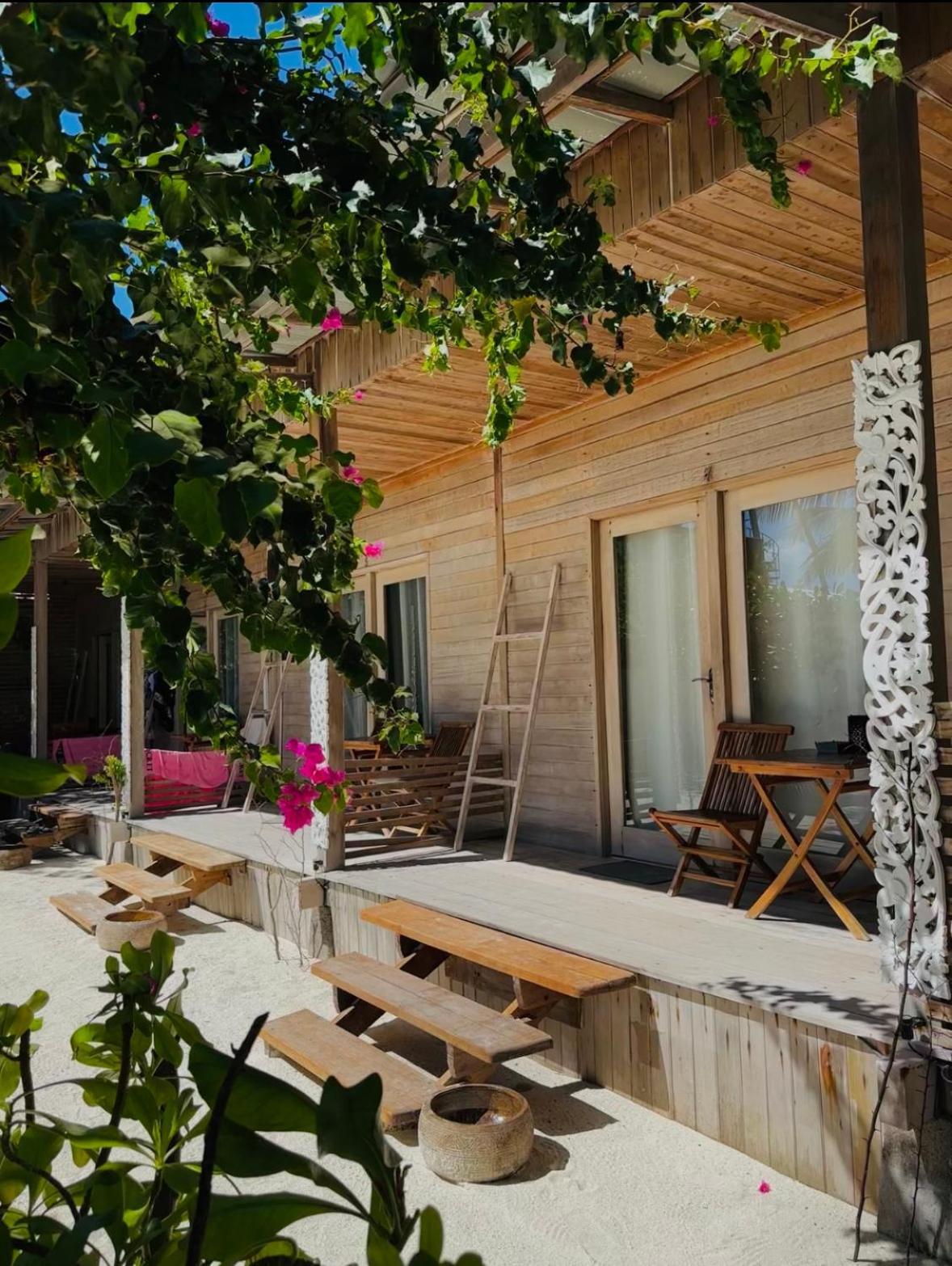 Met House Hotel Тулусдоо Екстериор снимка